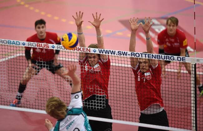 Volleyball Saison 2015 2016 14.02.2016 1. Volleyball Bundesliga TV Rottenburg - SWD powervolleys Dueren Friederich Nagel (TV Rottenburg,li) und Sven Metzger (TV Rottenburg,re) im Block gegen Marvin Prolingheuer (Dueren,vorne) 