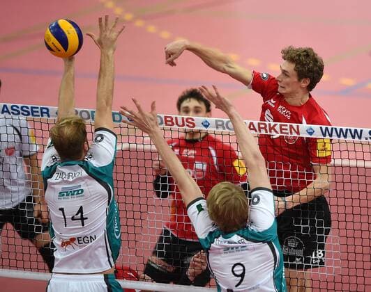 Volleyball Saison 2015 2016 14.02.2016 1. Volleyball Bundesliga TV Rottenburg - SWD powervolleys Dueren Lars Wilmsen (TV Rottenburg,re) gegen Marvin Prolingheuer (Dueren,mitte) und Jaromir Zachrich (Dueren,li) im Block 