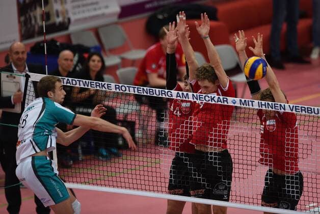 Volleyball Saison 2015 2016 14.02.2016 1. Volleyball Bundesliga TV Rottenburg - SWD powervolleys Dueren Federico Cipollone (TV Rottenburg), Lars Wilmsen (TV Rottenburg), Dirk Mehlberg (TV Rottenburg) von li. im Block gegen Jan-Philipp Marks (Dueren,li) 
