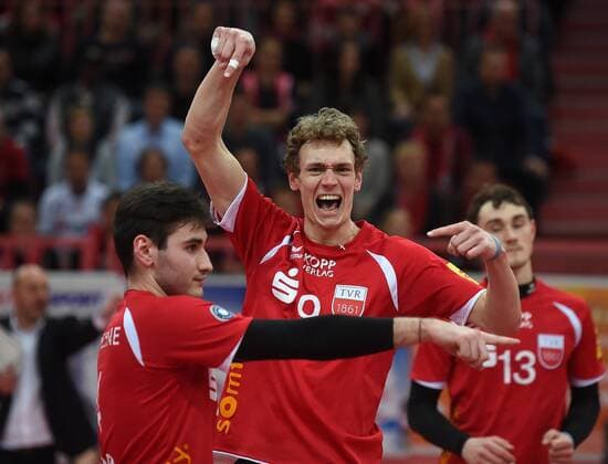 Volleyball Saison 2015 2016 14.02.2016 1. Volleyball Bundesliga TV Rottenburg - SWD powervolleys Dueren JUBEL TVR, Federico Cipollone (TV Rottenburg,li) mit Lars Wilmsen (TV Rottenburg,mitte) 