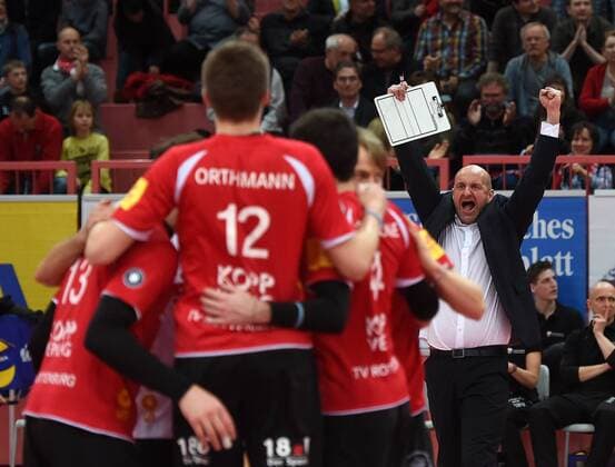 Volleyball Saison 2015 2016 14.02.2016 1. Volleyball Bundesliga TV Rottenburg - SWD powervolleys Dueren JUBEL TVR, Trainer Hans Peter Mueller - Angstenberger (TV Rottenburg,re) 