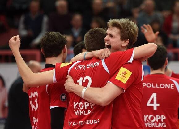 Volleyball Saison 2015 2016 14.02.2016 1. Volleyball Bundesliga TV Rottenburg - SWD powervolleys Dueren JUBEL TVR, Felix Orthmann (TV Rottenburg,mitte) mit Friederich Nagel (TV Rottenburg,re) 