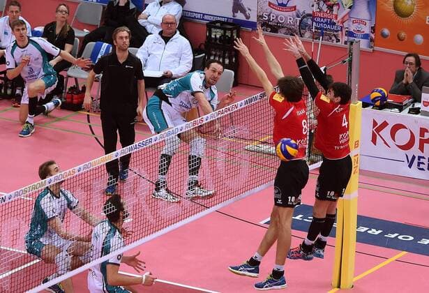 Volleyball Saison 2015 2016 14.02.2016 1. Volleyball Bundesliga TV Rottenburg - SWD powervolleys Dueren Matthias Pompe (Dueren,mitte) gegen Felix Isaak (TV Rottenburg,li) und Federico Cipollone (TV Rottenburg,re) im Block 