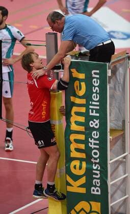 Volleyball Saison 2015 2016 14.02.2016 1. Volleyball Bundesliga TV Rottenburg - SWD powervolleys Dueren Dirk Mehlberg (TV Rottenburg,li) beim Schiedsrichter 