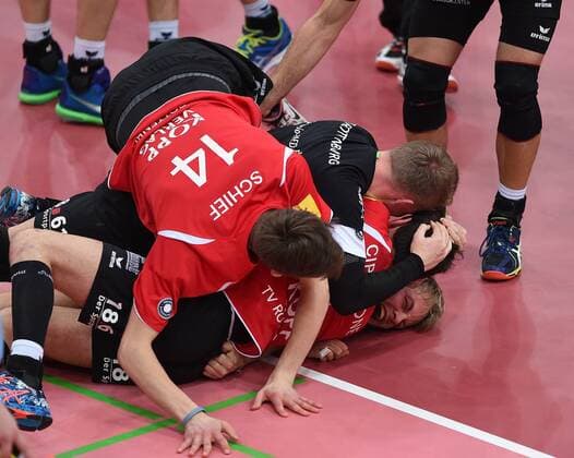 Volleyball Saison 2015 2016 14.02.2016 1. Volleyball Bundesliga TV Rottenburg - SWD powervolleys Dueren JUBEL TVR, Matchwinner Dirk Mehlberg (TV Rottenburg, unten) 