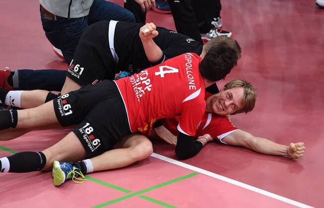 Volleyball Saison 2015 2016 14.02.2016 1. Volleyball Bundesliga TV Rottenburg - SWD powervolleys Dueren JUBEL TVR, Matchwinner Dirk Mehlberg (TV Rottenburg, unten) 