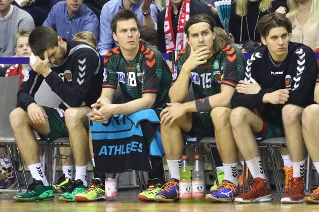 Handball, Herren, Bundesliga, Füchse Berlin - MT Meslungen, 14.02.2016, Skeptische Blicke auf der Banl von Drago Vukovic (No. 6, Füchse Berlin), Hans Lindberg (No. 18, Füchse Berlin), Kent Robin Tönnesen (No. 15, Füchse Berlin) und Fynn-Ole Fritz (No. 5, Füchse Berlin),