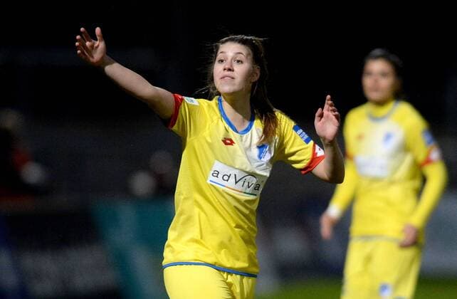 15.02.2016, xfux, Fussball 1.Bundesliga Damen, 1.FFC Frankfurt - TSG 1899 Hoffenheim, emspor, v.l. Isabella Hartig (TSG Hoffenheim 1899) gibt Anweisungen, gestikuliert, mit den Armen gestikulieren gives instructions, gesticulate.