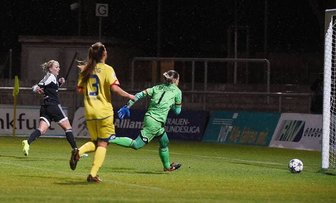 15.02.2016, xjhx, Fussball 1.Bundesliga Damen, 1.FFC Frankfurt - TSG 1899 Hoffenheim, emspor, v.l. Mandy Islacker (1.FFC Frankfurt), Isabella Hartig (TSG Hoffenheim 1899), Martina Tufekovic (TSG Hoffenheim 1899) Goal scored, Tor zum 1:0