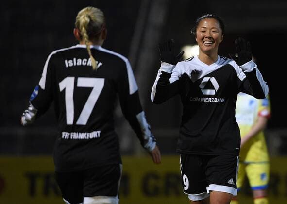 15.02.2016, xjhx, Fussball 1.Bundesliga Damen, 1.FFC Frankfurt - TSG 1899 Hoffenheim, emspor, v.l. Mandy Islacker (1.FFC Frankfurt), Yuki Ogimi (1.FFC Frankfurt) celebrate the goal, Torjubel zum 3:0