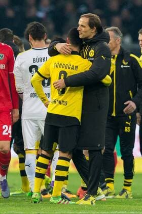Samstag 13.02.2016, 1. Bundesliga, Saison 2015 2016, 21. Spieltag in Dortmund, BV Borussia Dortmudn - Hannover 96, 1:0, Ilkay Guendogan (BVB) und Trainer Thomas Tuchel (BVB) nach dem 1:0 sieg DeFodi001