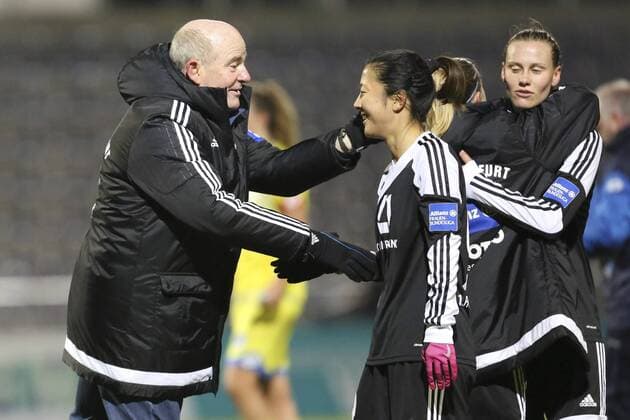 Frankfurt Manager Siggi Dietrich gratuliert Yuki Ogimi (FFC, 9) Copyright: Roskaritzx Eibner-Pressefoto EP_rrz