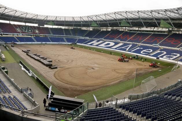 Themen der Woche - SPORT Bilder des Tages - SPORT HDI Arena von Hannover 96 - Verlegung von neuem Rasen - gesehen am 16.02.2016