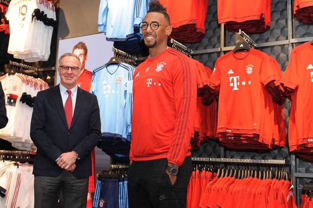 v.li:Karl Heinz RUMMENIGGE, (Vorstandsvorsitzender),Jerome BOATENG (Bayern Muenchen). im umgebauten FCB Fan Shop mit Fanartikeln, FC Bayern Muenchen Fanshop in der Saebener Strasse nach Umbau wieder eroeffnet, 16.02.2016.