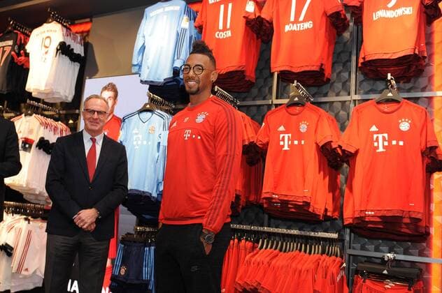 v.li:Karl Heinz RUMMENIGGE, (Vorstandsvorsitzender),Jerome BOATENG (Bayern Muenchen). im umgebauten FCB Fan Shop mit Fanartikeln, FC Bayern Muenchen Fanshop in der Saebener Strasse nach Umbau wieder eroeffnet, 16.02.2016.