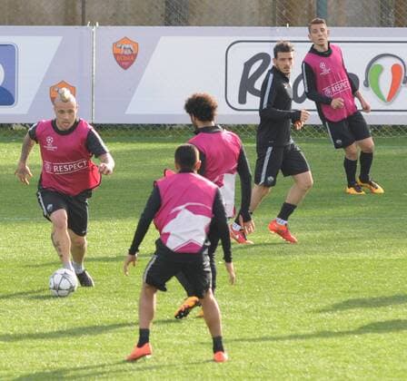 FuÃŸball, Champions League, AS Rom Training 16.02.2016. Rome, Italy. Roma team practise ahead of their UEFA Champions League game versus Real Madrid on Feb 17th in Rome. Radja Nainggolan in action xActivax  ActionPlus11708298