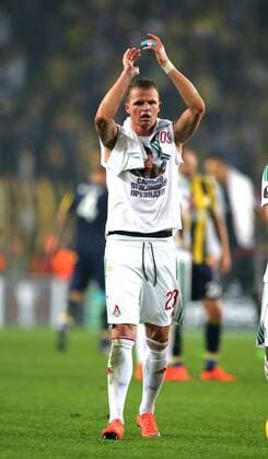 Fußball, Europa League, Moskaus Dmitri Tarasov mit Putin-Shirt UEFA Europa league second tour first leg match between Fenerbahce and Lokomotiv Moscow at Fenerbahce Ulker Stadium in Istanbul , Turkey on February 16 , 2016. Final Score : Fenerbahce 2 - Lokomotiv Moscow 0 Pictured: Lokomotiv Moscow s Dmitri Tarasov wears a shirt showing Russian President Vladimir Putin that reads Most polite president 