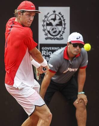 Tennis, ATP-Turnier in Rio de Janeiro Chilean tennis player Nicolas Jarry in action against Spanish David Ferrer during the Rio de Janeiro Open first round match held in Rio de Janeiro, Brazil, 16 February 2016. RIO DE JANEIRO OPEN !ACHTUNG: NUR REDAKTIONELLE NUTZUNG!  BRA01 20160216-635912543033201437