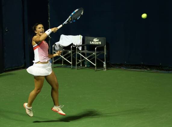 Sara Errani of Italy hits a return during the women s singles first round match against Zheng Saisai of China at the 2016 WTA Tennis Damen Dubai Open in Dubai, the United Arab Emirates, on Feb. 16, 2016. Sara Errani won 2-0. ) (lm) (SP)UAE-DUBAI-TENNIS-DUBAI OPEN LixZhen 