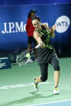 Jelena Jankovic of Serbia hits a return during the women s singles first round match against Belinda Bencic of Switzerland at the 2016 WTA Tennis Damen Dubai Open in Dubai, the United Arab Emirates, on Feb. 16, 2016. Jelena Jankovic won 2-1. ) (lm) (SP)UAE-DUBAI-TENNIS-DUBAI OPEN LixZhen 