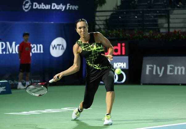 Jelena Jankovic of Serbia hits a return during the women s singles first round match against Belinda Bencic of Switzerland at the 2016 WTA Tennis Damen Dubai Open in Dubai, the United Arab Emirates, on Feb. 16, 2016. Jelena Jankovic won 2-1. ) (lm) (SP)UAE-DUBAI-TENNIS-DUBAI OPEN LixZhen 