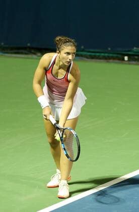 Sara Errani of Italy is about to serve during the women s singles first round match against Zheng Saisai of China at the 2016 WTA Tennis Damen Dubai Open in Dubai, the United Arab Emirates, on Feb. 16, 2016. Sara Errani won 2-0. ) (lm) (SP)UAE-DUBAI-TENNIS-DUBAI OPEN LixZhen 