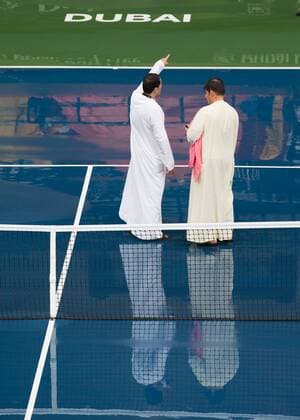 Themen der Woche - SPORT Bilder des Tages - SPORT Tennis, WTA-Turnier in Dubai, Regenunterbrechung Dubai Tennis Feature 2016, Turnierdirektor Salah Tahlak (lks) auf dem nassen Centre Court waehred einer Regenpause, Feature, Tennis - Dubai Tennis Championships 2016 - WTA Tennis Damen - Dubai Duty Free Tennis Stadium - Dubai - - United Arab Emirates - 17 February 2016.