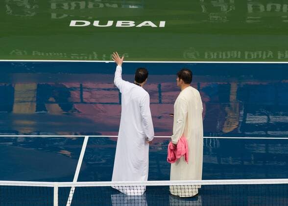 Tennis, WTA-Turnier in Dubai, Regenunterbrechung Dubai Tennis Feature 2016, Turnierdirektor Salah Tahlak (lks) auf dem nassen Centre Court waehred einer Regenpause, Feature, Tennis - Dubai Tennis Championships 2016 - WTA Tennis Damen - Dubai Duty Free Tennis Stadium - Dubai - - United Arab Emirates - 17 February 2016.