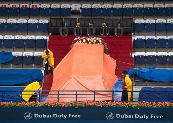 Tennis, WTA-Turnier in Dubai, Regenunterbrechung Dubai Tennis Feature 2016, die VIP Loge wird abgedeckt ,Regenpause,Feature, Tennis - Dubai Tennis Championships 2016 - WTA Tennis Damen - Dubai Duty Free Tennis Stadium - Dubai - - United Arab Emirates - 17 February 2016.