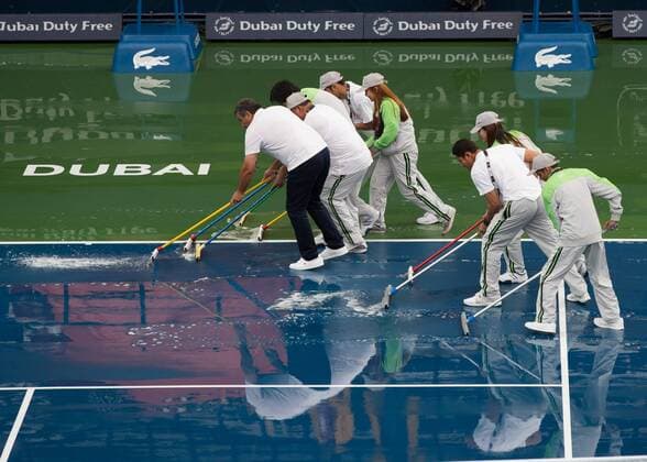 Tennis, WTA-Turnier in Dubai, Regenunterbrechung Dubai Tennis Feature 2016, Regenpause Tennis - Dubai Tennis Championships 2016 - WTA Tennis Damen - Dubai Duty Free Tennis Stadium - Dubai - - United Arab Emirates - 17 February 2016.