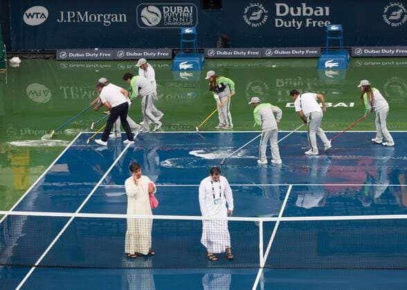 Tennis, WTA-Turnier in Dubai, Regenunterbrechung Dubai Tennis Feature 2016, Helfer wischen das Wasser vom nassen Centre Court, vorne in der Mitte Turnierdirektor Salah Tahlak, Regenpause, Feature, Tennis - Dubai Tennis Championships 2016 - WTA Tennis Damen - Dubai Duty Free Tennis Stadium - Dubai - - United Arab Emirates - 17 February 2016.