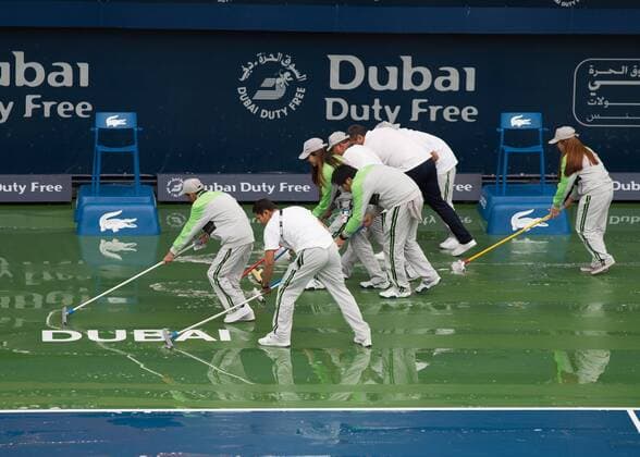 Tennis, WTA-Turnier in Dubai, Regenunterbrechung Dubai Tennis Feature 2016, Regenpause Tennis - Dubai Tennis Championships 2016 - WTA Tennis Damen - Dubai Duty Free Tennis Stadium - Dubai - - United Arab Emirates - 17 February 2016.