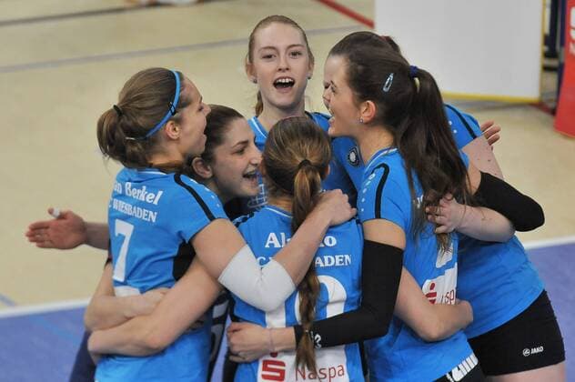 17.02.2016, xtkx, Volleyball 1.Bundesliga Damen, VC Wiesbaden - Nawaro Straubing emspor v.l. Esther van Berkel (VC Wiesbaden), Tanja Grosser (VC Wiesbaden), Annalena Mach (VC Wiesbaden),