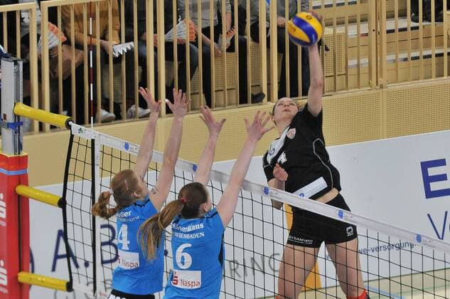 17.02.2016, xtkx, Volleyball 1.Bundesliga Damen, VC Wiesbaden - Nawaro Straubing emspor v.l. Tanja Grosser (VC Wiesbaden), Delainey Aigner Swesey (VC Wiesbaden), Alyssa Dibbern (Straubing),