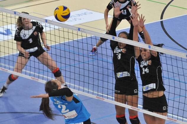 17.02.2016, xtkx, Volleyball 1.Bundesliga Damen, VC Wiesbaden - Nawaro Straubing emspor v.l. Annalena Mach (VC Wiesbaden), Wivian Gadelha de Souza (Straubing), Martina Nosekova (Straubing),