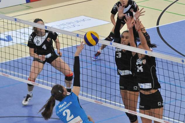 17.02.2016, xtkx, Volleyball 1.Bundesliga Damen, VC Wiesbaden - Nawaro Straubing emspor v.l. Annalena Mach (VC Wiesbaden), Wivian Gadelha de Souza (Straubing), Martina Nosekova (Straubing),