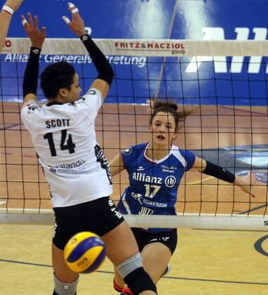 Allianz MTV Stuttgart - Volleystars Thüringen Deutschland, Stuttgart, 17.02.2016, Volleyball, 1. Bundesliga Frauen, Saison 2015 2016, Allianz MTV Stuttgart - Volleystars Thüringen: v.l. Jordanne Scott (Thüringen Volleystars), Julia Wenzel (Allianz MTV Stuttgart).