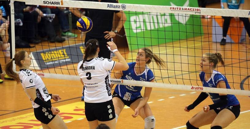Allianz MTV Stuttgart - Volleystars Thüringen Deutschland, Stuttgart, 17.02.2016, Volleyball, 1. Bundesliga Frauen, Saison 2015 2016, Allianz MTV Stuttgart - Volleystars Thüringen: v.l. Dominika Drobnakova, Veronika Trnkova (beide Thüringen Volleystars), Deborah van Daelen, Femke Stoltenborg (beide Allianz MTV Stuttgart).