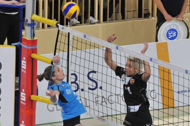 17.02.2016, xtkx, Volleyball 1.Bundesliga Damen, VC Wiesbaden - Nawaro Straubing emspor v.l. Esther van Berkel (VC Wiesbaden), Karmen Kocar (Straubing),