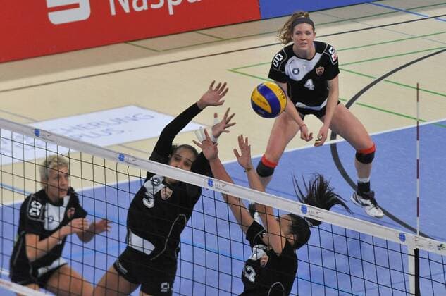 17.02.2016, xtkx, Volleyball 1.Bundesliga Damen, VC Wiesbaden - Nawaro Straubing emspor v.l. Karmen Kocar (Straubing), Wivian Gadelha de Souza (Straubing), Alyssa Dibbern (Straubing), Wivian Gadelha de Souza (Straubing),