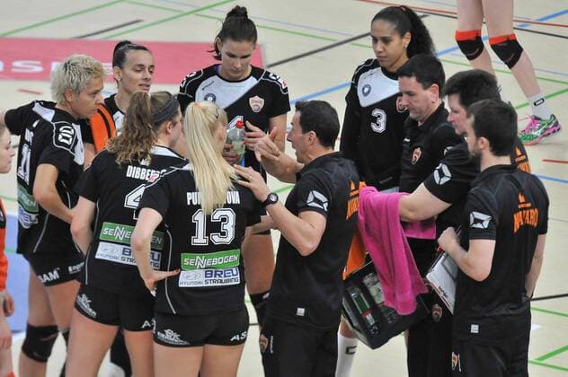 17.02.2016, xtkx, Volleyball 1.Bundesliga Damen, VC Wiesbaden - Nawaro Straubing emspor v.l. Trainer Guillermo Gallardo (Straubing), Barbora Purchartova (Straubing), Martina Nosekova (Straubing),