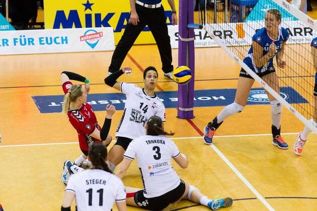 Stuttgart Michelle Petter ( 2 VolleyStars Thueringen), Veronika Trnkova ( 3 VolleyStars Thueringen) und Jordanne Scott ( 14 VolleyStars Thueringen) am Boden chancenlos; 1. Volleyball Bundesliga Damen, SCHARRena, Stuttgart Deutschland , 20160217; Allianz MTV Stuttgart vs VolleyStars Thueringen; Copyright: Wuechner Eibner-Pressefoto EP_NWR