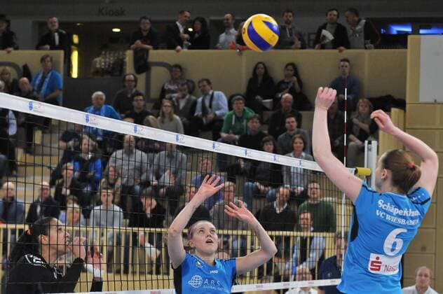 17.02.2016, xtkx, Volleyball 1.Bundesliga Damen, VC Wiesbaden - Nawaro Straubing emspor v.l. Wivian Gadelha de Souza (Straubing), Kaisa Alanko (VC Wiesbaden), Rebecca Schaeperklaus (VC Wiesbaden),