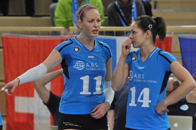 17.02.2016, xtkx, Volleyball 1.Bundesliga Damen, VC Wiesbaden - Nawaro Straubing emspor v.l. Liz Hintemann (VC Wiesbaden), Iveta Halbichova (VC Wiesbaden),