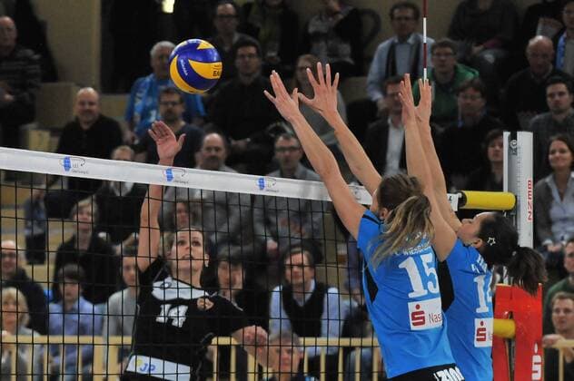 17.02.2016, xtkx, Volleyball 1.Bundesliga Damen, VC Wiesbaden - Nawaro Straubing emspor v.l. Martina Nosekova (Straubing), Jennifer Pettke (VC Wiesbaden), Iveta Halbichova (VC Wiesbaden),
