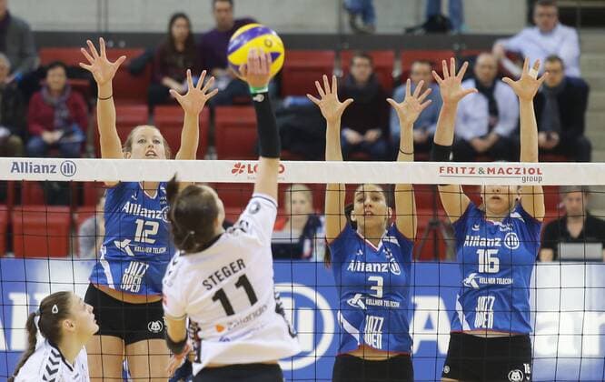 Stuttgart , Volleyball Bundesliga Allianz MTV Stuttgart vs. Volleystars Thüringen , hinten von links: Deborah van Daelen ( Micheli Pissinato Michaela Mlejnkova ( Allianz ) , vorne ;Claudia Steger ( Thüri )