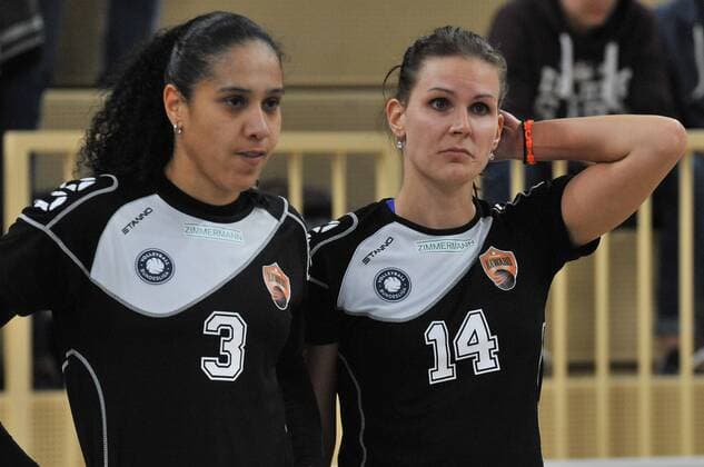 17.02.2016, xtkx, Volleyball 1.Bundesliga Damen, VC Wiesbaden - Nawaro Straubing emspor v.l. Wivian Gadelha de Souza (Straubing), Martina Nosekova (Straubing),