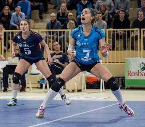 Volleyball - 1. Bundesliga Frauen - 17.02.2016, VC WIESBADEN vs. NAWARO STRAUBING, (VCW), (STRAUBING), Esther van Berkel, Alyssa Longo -