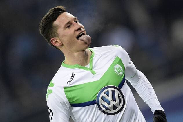 Bilder des Tages - SPORT Wolfsburg s Julian Draxler celebrates after scoring during a game between Belgian KAA Gent and German VfL Wolfsburg, a first leg of the 1 8 finals of the UEFA Champions League competition, in Gent, Wednesday 17 February 2016. YORICKxJANSENS  x04794875x