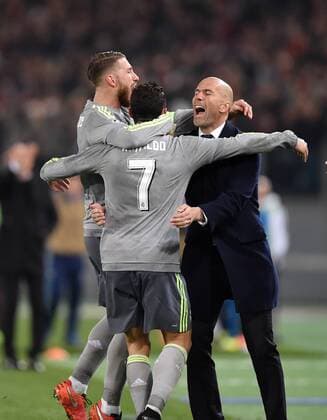 FUSSBALL CHAMPIONS LEAGUE SAISON 2015 2016 ACHTELFINAL HINSPIEL AS Rom - Real Madrid 17.02.2016 JUBEL Real Madrid; Trainer Zinedine Zidane (re) umarmt Torschütze Cristiano Ronaldo (Mitte) und Sergio Ramos (li) 